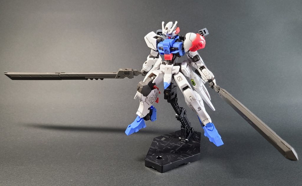 左肩にある鉄火団のエンブレムが色分けされているのがうれしいですもしEXVSシリーズに参戦するならば確実に格闘機体だと思いますガンプラ作りがたのしくて最近ゲームをしていませんがまた遊びたいですね