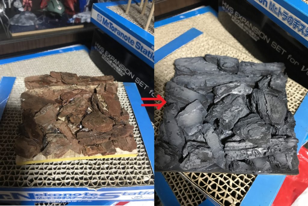 台座は板にバークチップを貼って塗装しただけですが岩場風に出来上がったと思います。