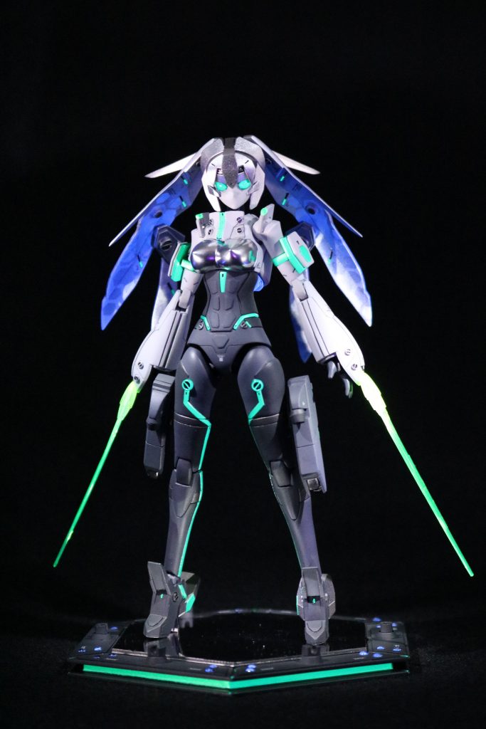 武装キット付属のF91のビームサーベルは格好いいんですが、ちょっと長く感じたので忍パルスのモノを拝借。ビームハンドガンはウォドムポッドの意匠を入れたくて、ガンカメラをウォドムポッドのメインカメラ風にしたりセレクター増設したりしてみました。