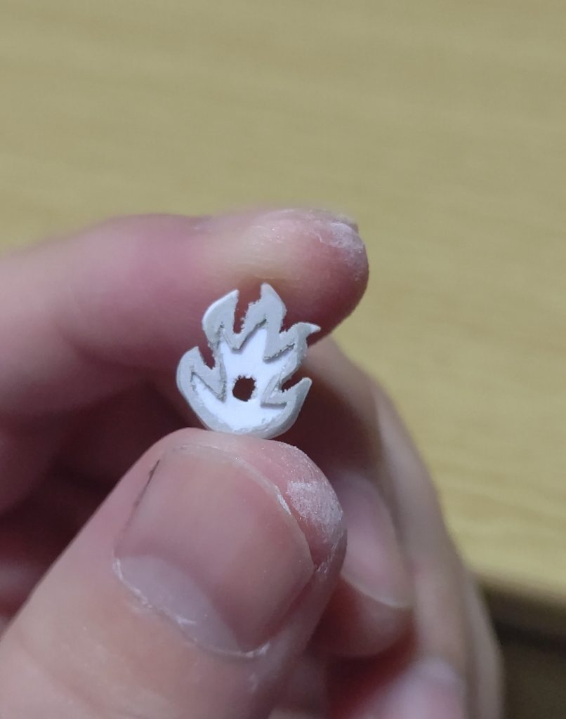 煉獄さんの特徴的な炎の形をした刀の鍔をプラ板とパテで作ります。