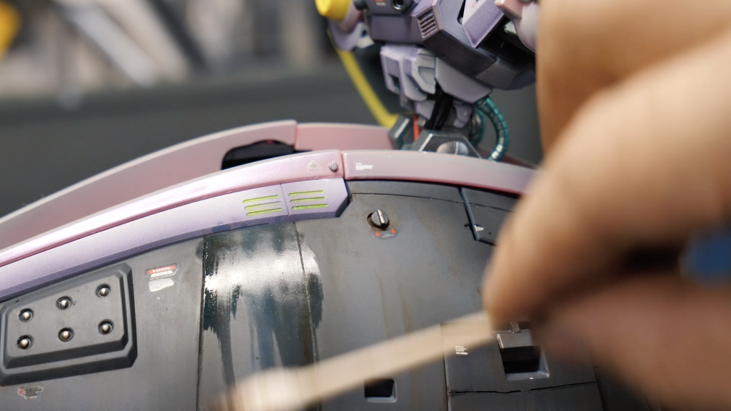 スカートやつや消し塗装したパーツは、ウェザリングカラーで汚しています。