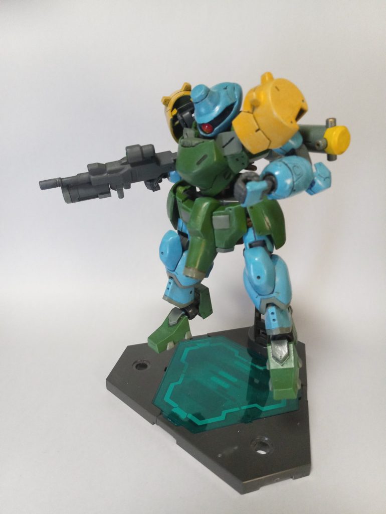 斜めカットです。後ろのプロペラントタンク付きのスラスターはださかっこよくなっているといいなあと思いつつ、オリジナルアレンジ強めです。