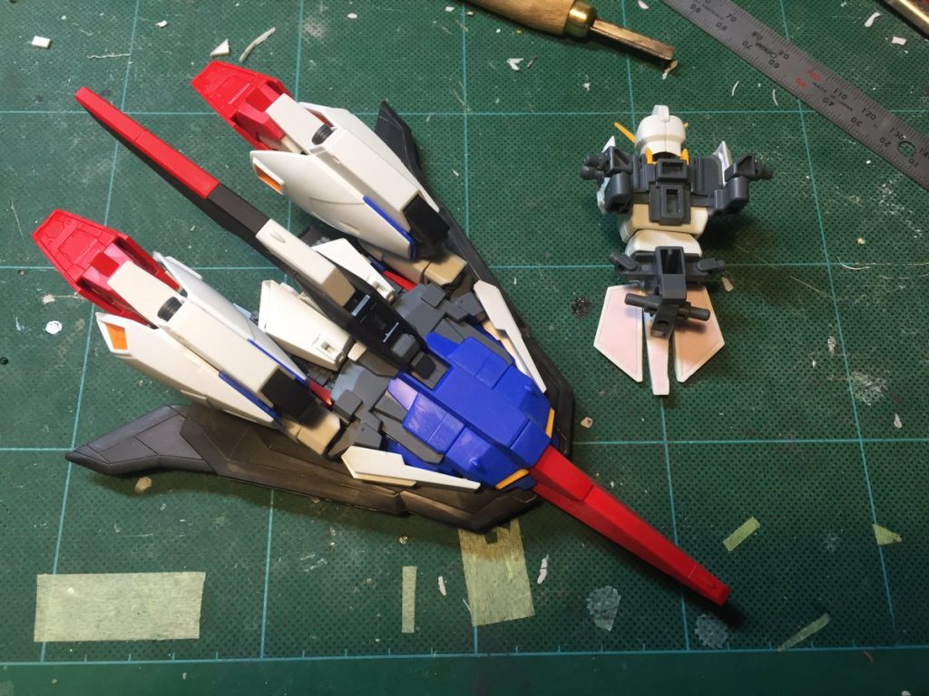 塗装前の写真。基本工作としてヤスリ掛けをしてヒケやエッジの処理、アンテナや翼のシャープ化、甘いモールドの彫り直しなどしています。余計な作業としてはアーマー裏を瞬着パテで埋めたくらい。