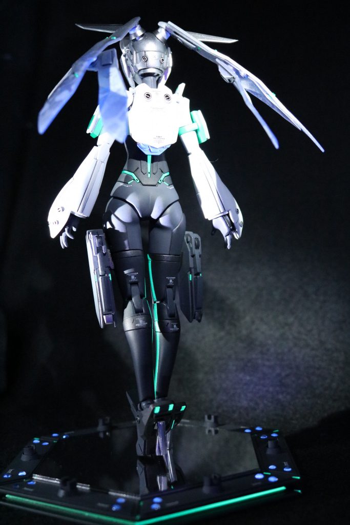 髪に追加した増設パーツは推進機関を兼ねるという設定で、取り付け位置変更で高起動モードへ。ジャケット背面の推進機関はメイさんの各部の意匠あわせでターンA的な雰囲気に。