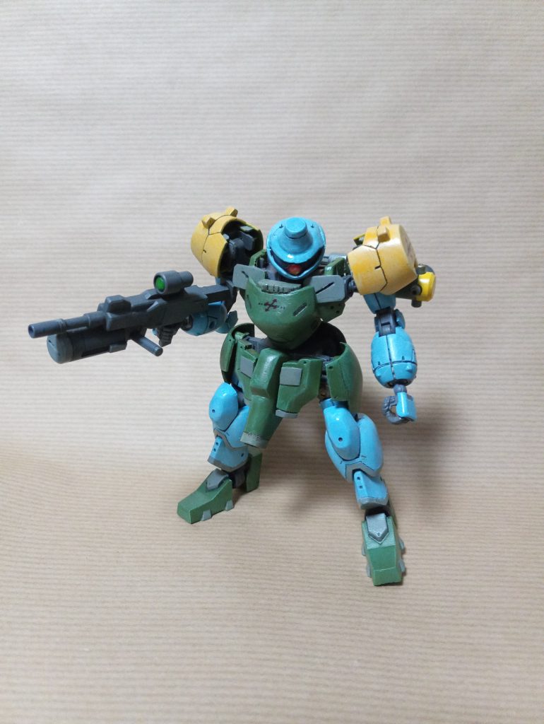 流用部品は胴体・・・グレイズ頭部 脚部・・・マンロディ腕 つま先部・・・アスタロトです。圧倒的に技術力と集中力が足りていません。