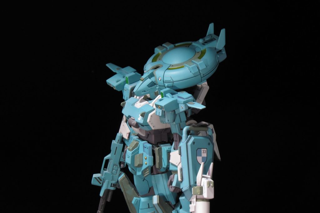 メタル表現の部分は付属のホイルシールと4Artistのシルバー、デコパーツを使っています。