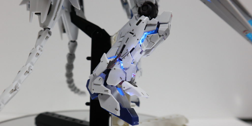 外部装甲は無塗装のスミ入れのみの仕上げとなります