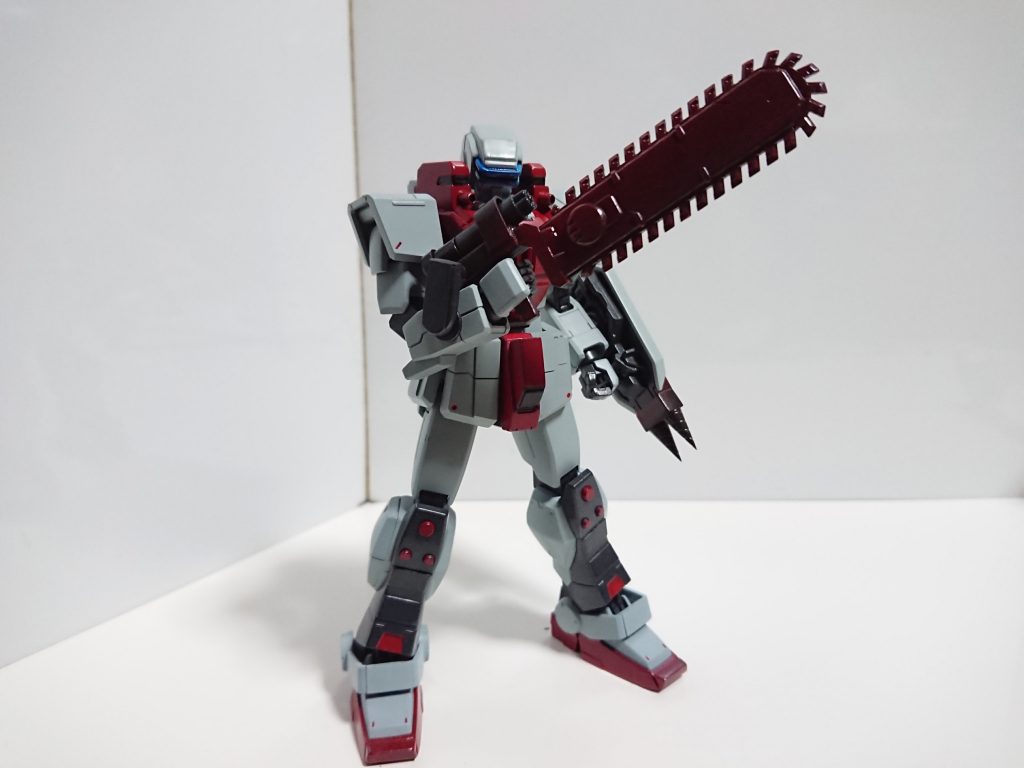 武装1 メガヒートソージオンのヒート武器の技術を元に作られた大型チェーンソー、バルカンを内蔵してるため遠距離にも対応できる。素材は壽屋のMSGにプラ材で装飾したもの。