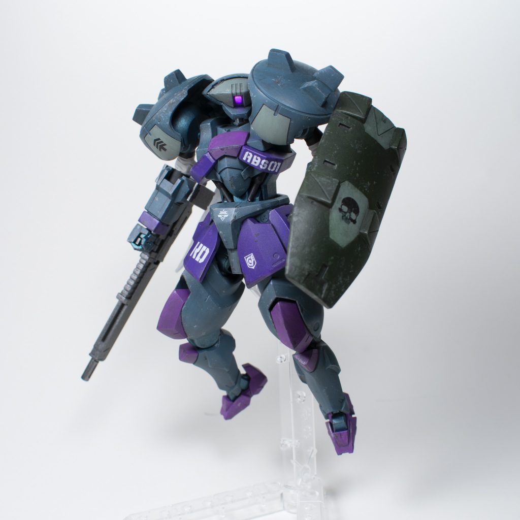 The pauldrons and weapons have magnets for easy attachment.