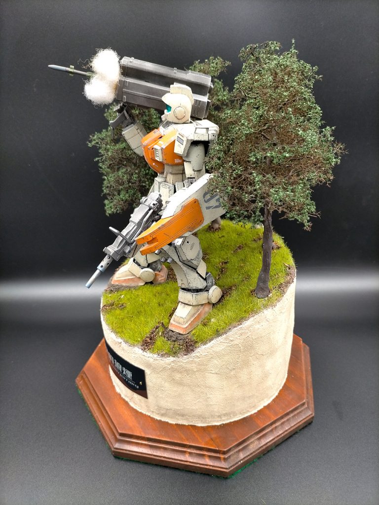 山の斜面からということで、かなりの傾斜をつけております。コンテスト用に立ち上げも高くして、木製ベースから木まですべて手作りの作品となっております。