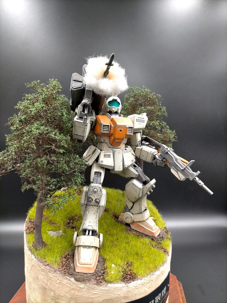 リアルさと説得力を増すためにウェザリングも施しております。チッピングは剥がし塗装で表現、足元は土・砂汚しで重量感を感じさせる工夫をしました。