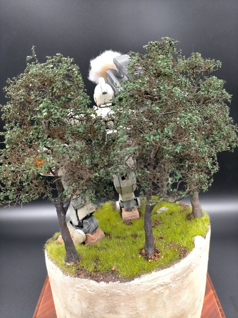 今回の製作時間の大半を費やしたのが”木”です。細かな樹皮の再現や森の中ということで苔などの表現にも気を配りました。