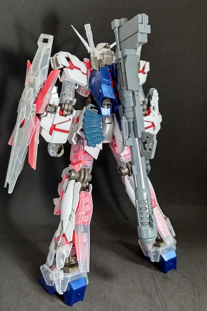 結論から言うとEXが出た今MGユニコーンを敢えて組み上げる、全然アリです。色々な人が改修ポイント出してるとはいえ、そこを差し引いてもほぼ差し替え無しでデストロイモードに完全変身、プロポーションも大きな破綻なし。ユニコーンガンダムとしての最初のキット化でありながらユニコーンガンダムとして既に完成されていて、バンダイの本気を感じられるキットで、組んでて楽しかったです。このMG素体のままバンシィ、フェネクス等の数々の派生モデルが作られたのも納得の作りでした。