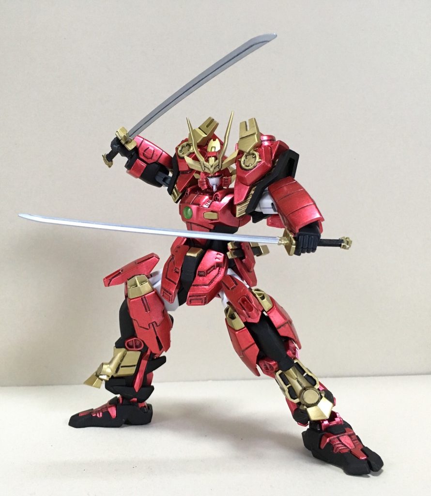 武器は肩に装備した実体刀×2と腰のビームソード×2。相手に合わせて使い分けます