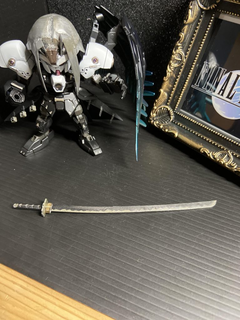 正宗は最初延長加工しようとしたのですが、ムリ！プラ板切ったほうが早い！滑らかに細い立体パーツを作れる人はどうやってるんだろう？EXスタンダードのレッドフレームのガーベラストレートの持ち手に、1mmプラ板刀身の正宗です。刃紋はシルバーベースにエナメルのガンメタで。