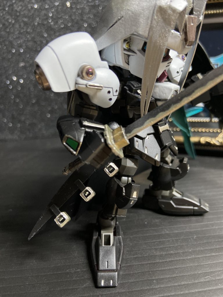 お顔をガンダムで行くと決めた時から、人っぽさと機械のバランスに悩みましたが、頭髪とコートで人っぽさは十分だったので、元キットの機械っぽい部分は潰さず、特徴の落とし込みとシルエット感を大切に製作しました。肩パーツの穴追加とコートのベルトディテールは気に入っております♪結束バンドを小加工して作りました。製作中はずーっと片翼の天使が脳内再生されてました。。ずんちゃちゃちゃっちゃ‥セフィロス！♪