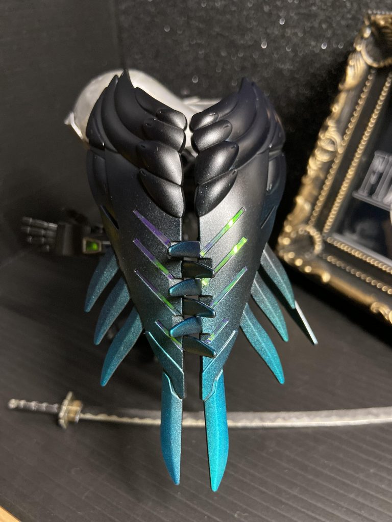 羽根のカラーは少しこだわりました！いい魔晄色でたと思います。羽根の先はベースのブラック→シルバー→メタリックグリーン→クリアブルー羽根の元の方は、ブラック→クリアブルーです。缶でのグラデーション塗装に慣れてきました。筋部分は偏光テープで少し光を拾います。後で気付いた、セフィロス左利きやん‥羽根逆やん‥