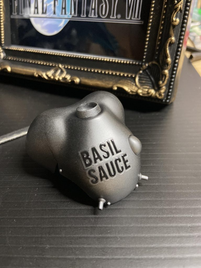 仮面の元パーツはなんなんだろう、コレ。知人ジャンクのおそらく、マシーネンの何かだとは思うのですが‥ここも原作のジェノバヘルメットに寄せることはせず、あのスチームパンク感のある、重ーいイメージだけをいただきました。ベースはブラックで、シルバーを砂吹きして、残す黒は残しました。仮面にJENOVAと入れるはずが、ジェノベーゼソースの材料、BASILに。ふざけたくなってさらにSAUCEも追加。100均でかっこいいフォントの調味料シールを見つけたので、今後どれだけしれっと調味料を入れられるかと思ってます。MIRINとかを使う時が楽しみ。笑