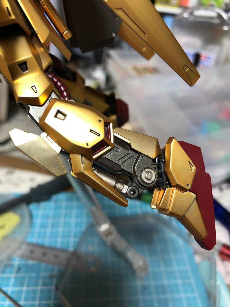 スネ、くるぶしのみ塗り潰しでは寂しかったんでマスキングで塗り分け 超急いでランナー塗装したので膝アーマーふくらはぎのクリアイエローが薄いのに気がつかなかった( ´ ▽ ` )