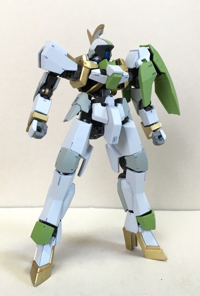 ローズガンダム的なイメージで片方だけ通常グレイズの肩に変えました