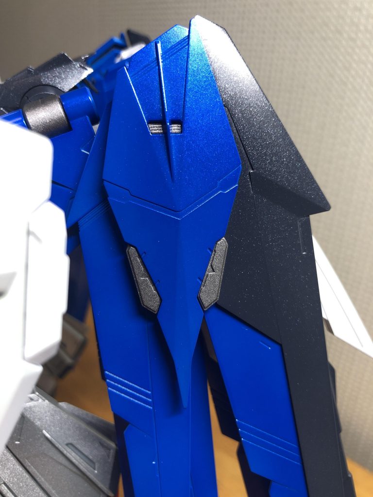 パールウルトラマリンブルーインディーブルー(c)の上から塗布粒子は小さめで落ち着いたパールって感じがしますね