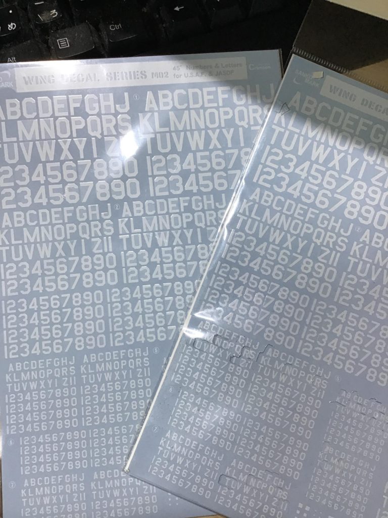 バックパックの文字は、航空機の翼のマーキング用のデカールを一文字づつチマチマ貼ってます。