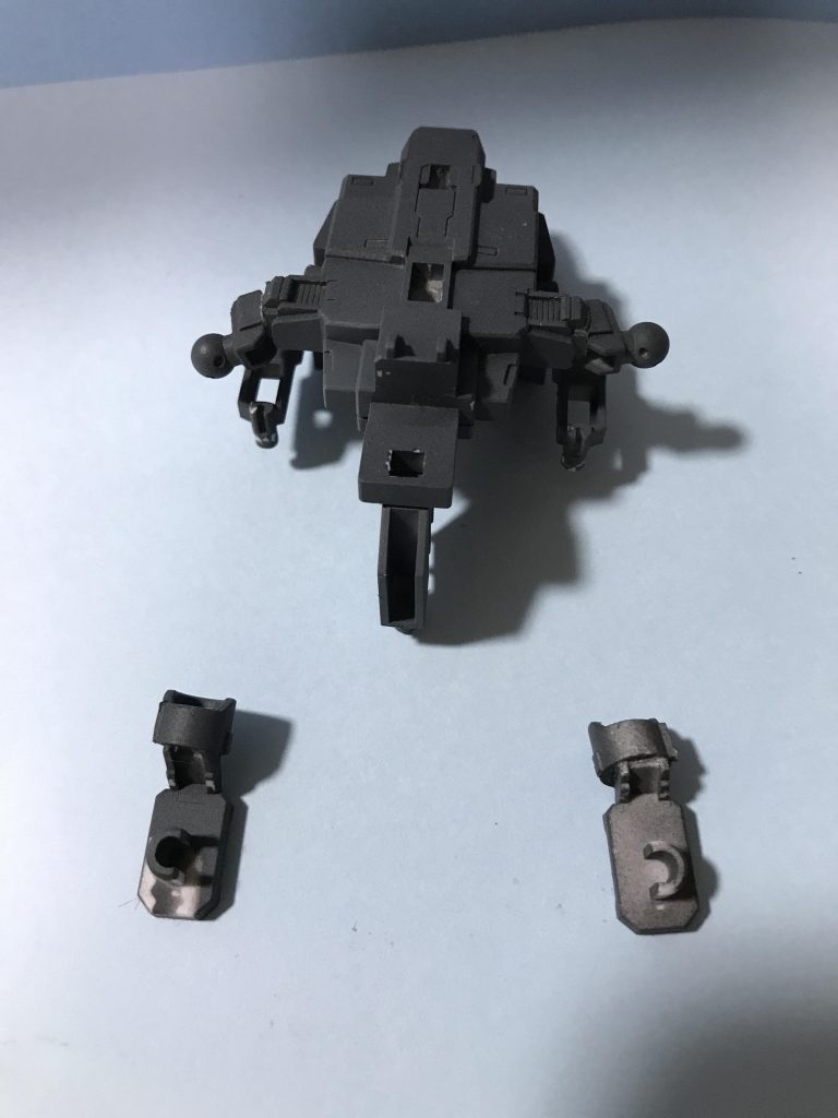 元キットのままだと可変の際に足パーツを分割する必要があるため、可変中の足部分は変更してます。