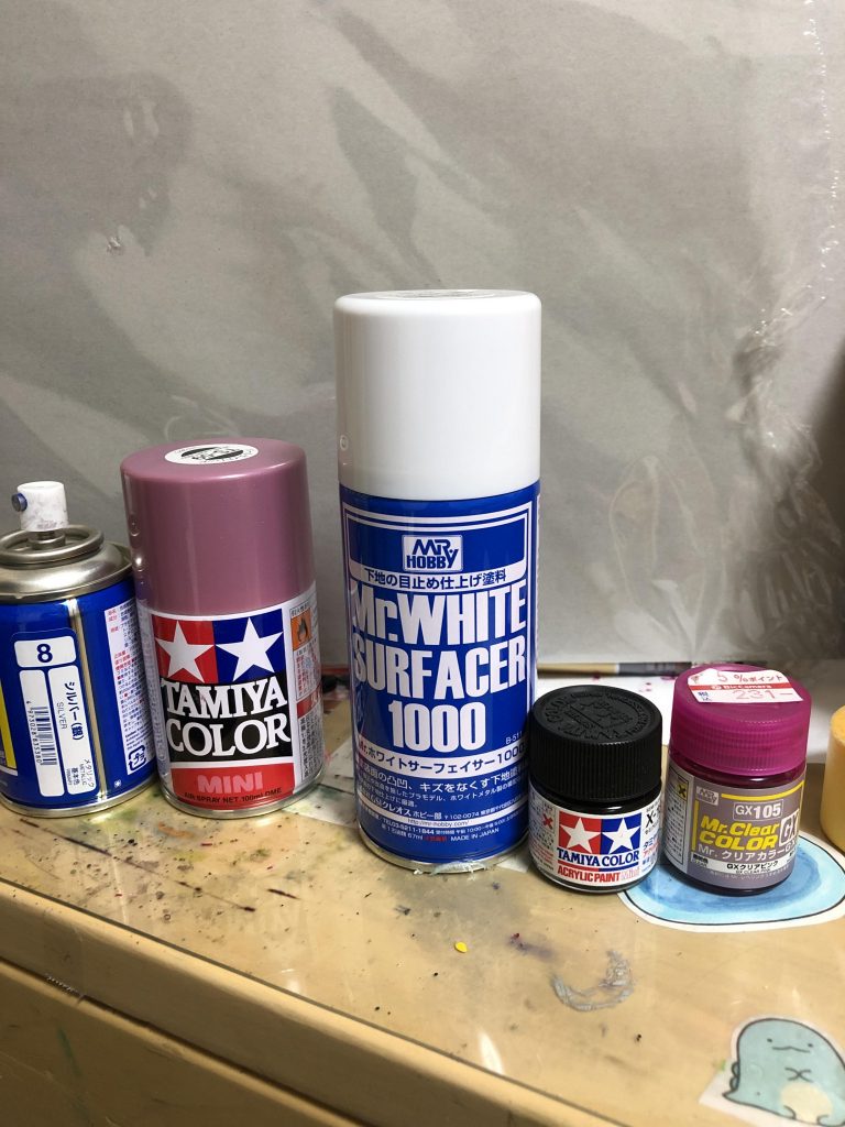 機体の塗装はミスターカラースプレーのシルバー、ミスタークリアーカラーGXのGXクリアピンクタミヤカラーのパールライトレッドのスプレー、ミスターホビーの1000番ホワイトサーフェイサーで下地をしています。