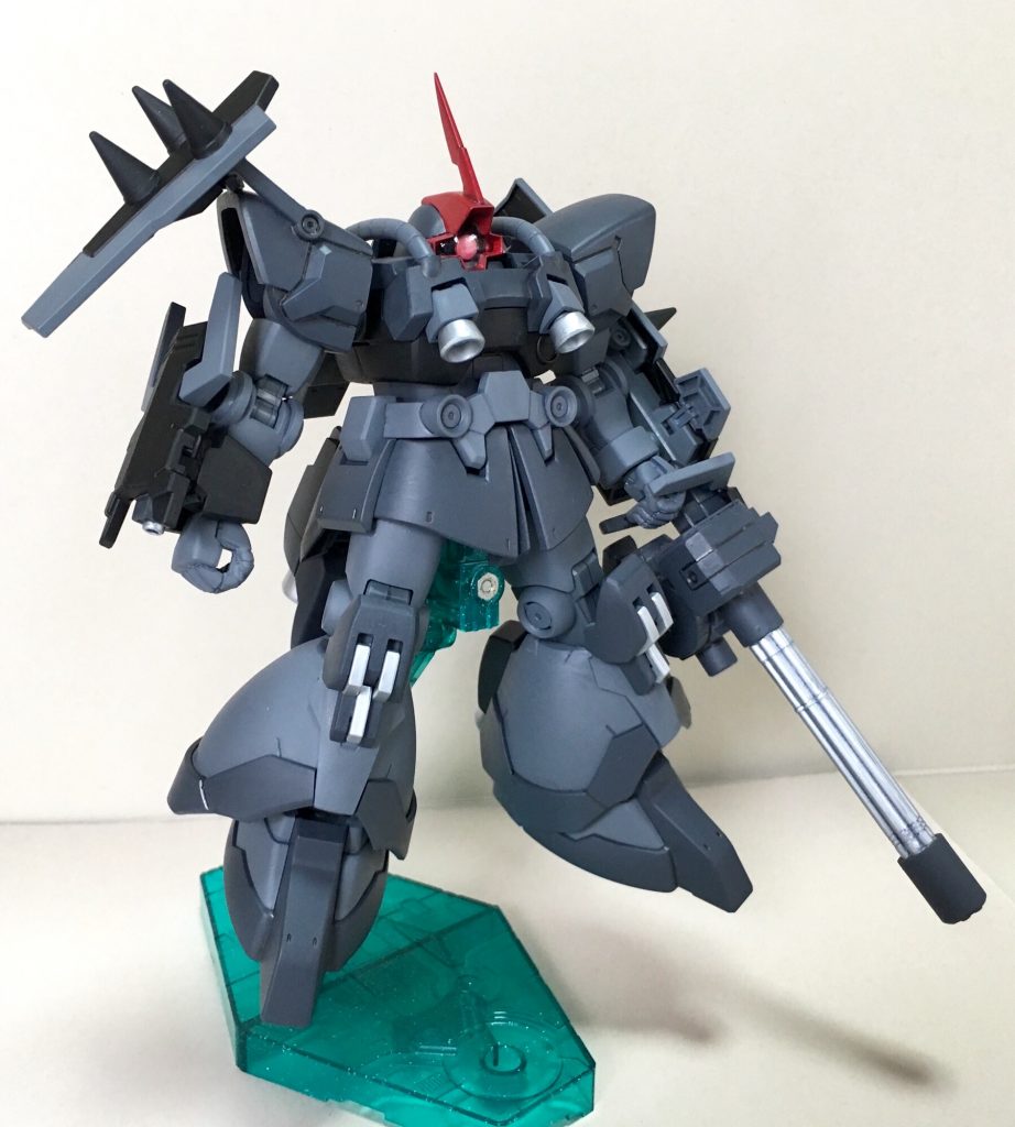 右手側のシールドは分割し、マシンガン付きガントレットとザクウォーリア的な肩装備に変更しました