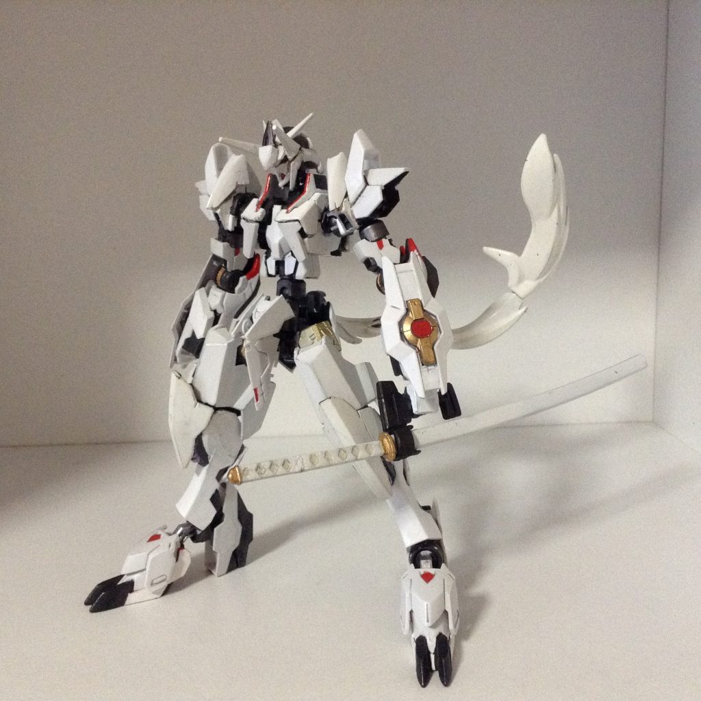 個人的にはテスタメントやG-セルフみたいにアンテナが前に突き出ているのが好きです。 顔はAGレギルスで凶悪な感じに。