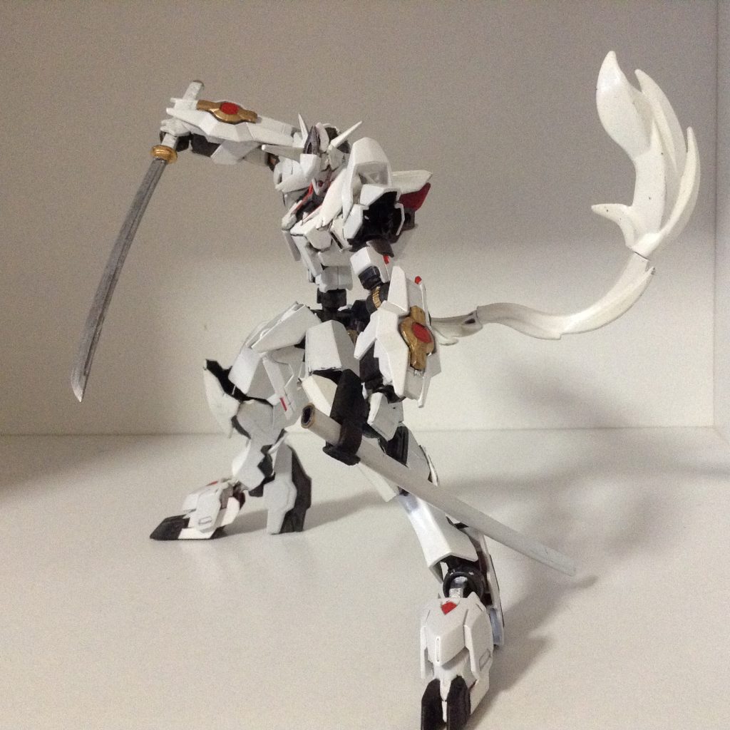 コトブキヤの刀です。柄も鞘も白いです。