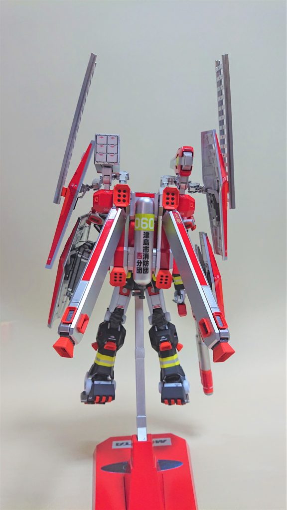 消防士であれば炎の中に入る！酸素ボンベは必須と思い酸素ボンベを新造。これまたレゴブロック。中にネジオム磁石を仕込んでいるので脱着可能。