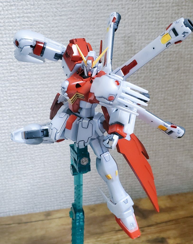 豊富な武装を一切使わないためその出力の全てを機動力と拳にこめ、高速で動きながら迫りくるビームを拳で叩き落としながら敵機へ肉薄します