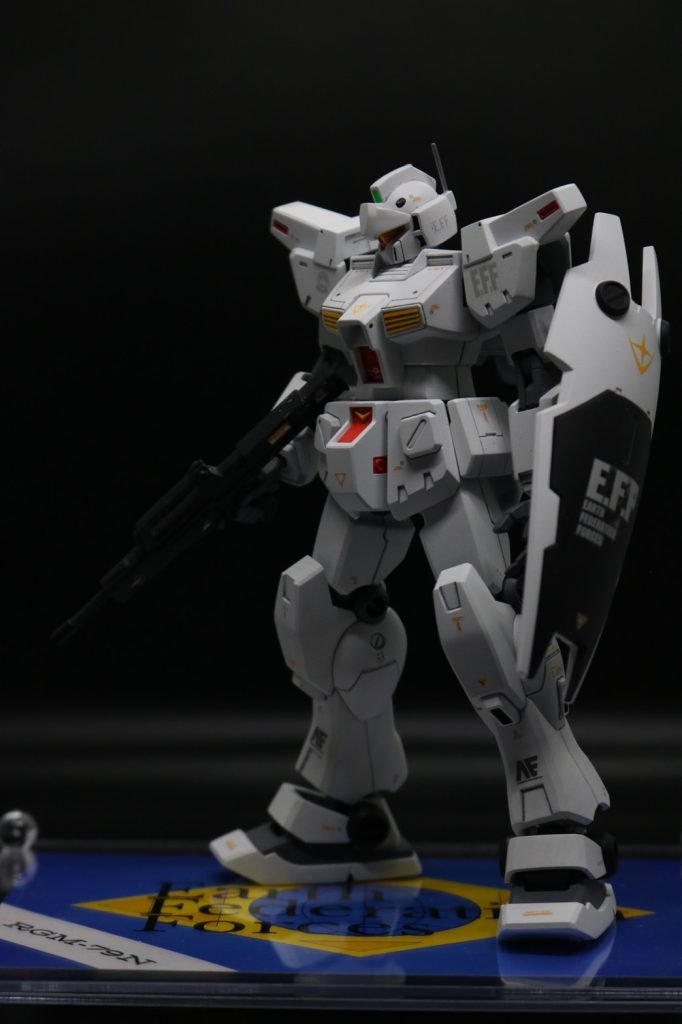 ・胴体部をプラ板で2ミリ延長、大腿部付け根のボールジョイントの位置を1ミリ程度下にズラし、全高3ミリ程度のプロポーションの改修・頭部アンテナは0.8ミリの真鍮線に変更