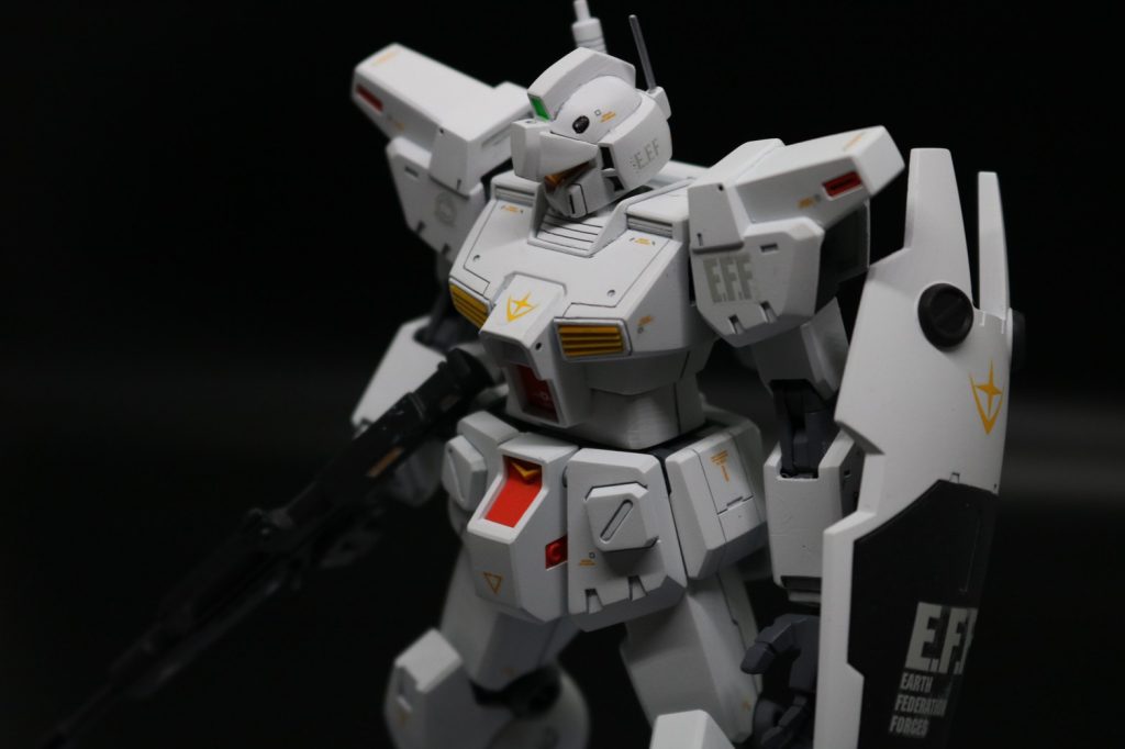 ・頬部ダクト、胸部、サイドアーマーに丸モールド及びパネルラインの追加、大腿部、脛の側面、バックパック側面の合わせ目を段落ちモールド化・全パーツを白下地から立ち上げて塗装及び墨入れ