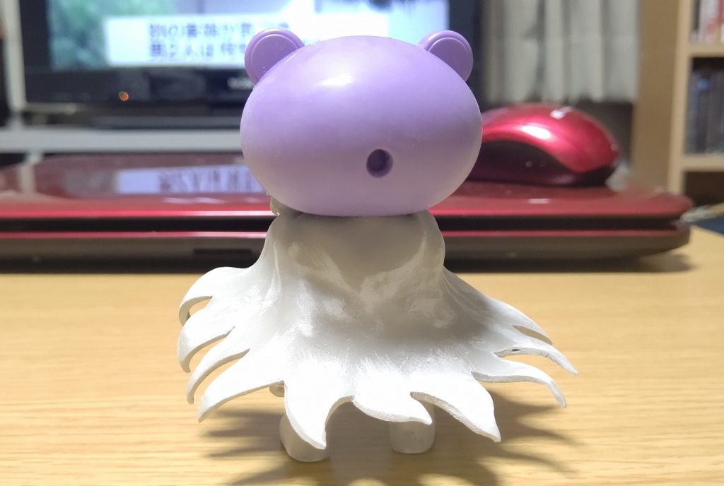 マントは薄く伸ばしたパテを巻き付け裾をカットしてからさらにヤスリで薄くして行きます。
