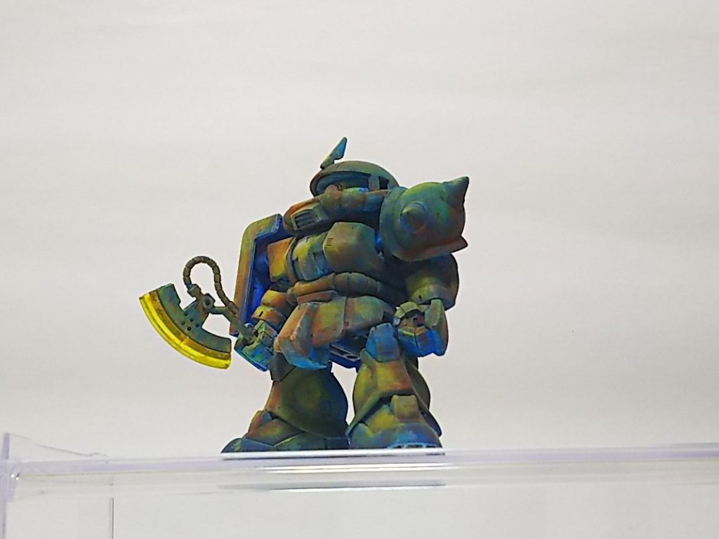 下からライトを照らすのを前提でザクの褌屋やブーツ拳を光る方向で塗ってます