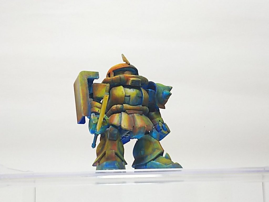 左と右で印象が変わりつつメインの方向が映える様に塗装をしていますメインに合わせるとあまりにもシャア専用と呼べない配色になるので（笑）メイン角度と違う角度でどう塗るかがイラスト風の悩みどころでもあり楽しいところでもあるかなと思います。まあ、まだ3か月程度なので偉そうなことは言えませんが。