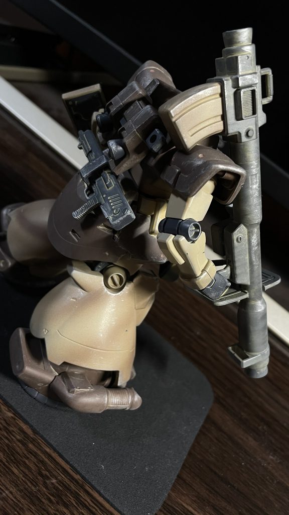 腰のマシンガンは保持力無さすぎたので、接着しました。バズーカは一部ディディールアップを施しています。脚部やバズーカのマガジンには簡易な迷彩塗装を行いました、が、分かりにくいですね。。