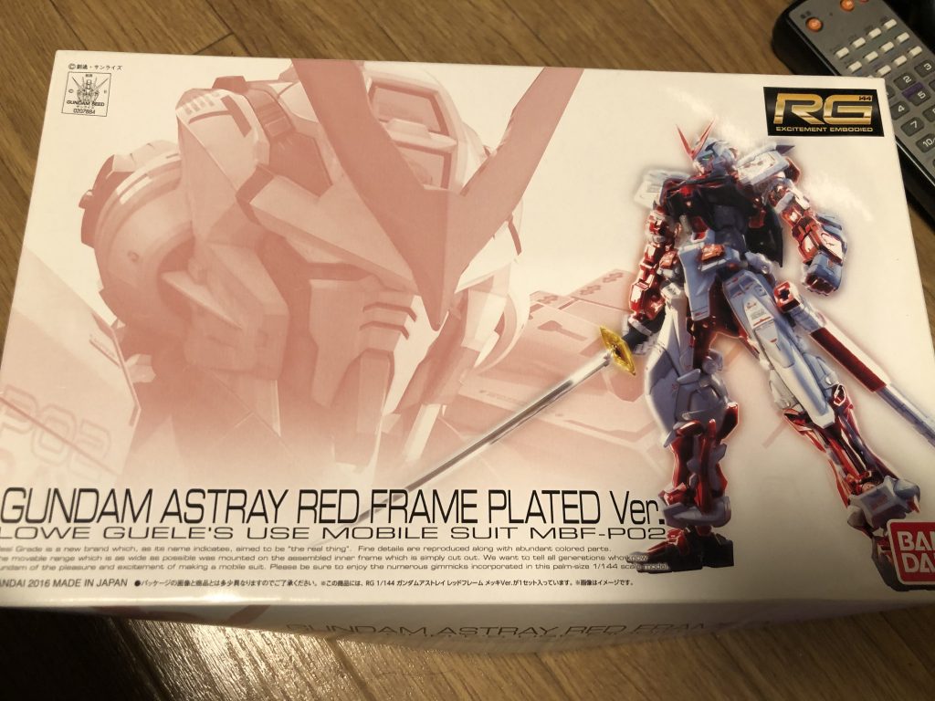 あまり通常版が存在する限定品には手を出さないのでメッキキットもなかなかいいなぁなんて。ゲートも2度切りしてるだけですけどRGなりのパーツ分けのおかげかあまり気になりません。外側に見える部分ありますけどキット自体が小さいからかもしれません。鞘はおもくそゲート跡残ります。カメラアイはシールですがグリーンのみのものを貼るのが良さそうです。他のだとちょっと難しい…。今回は何もしてませんが、外装の乳白色の装甲は貼り直して少し濃いめのグレーとかでスミイレすると良いかも。黒だとくどくなりそう。大腿部のフレームパーツのみコーティングのせいかハマりが悪過ぎます。若干のクリアランス処理を要します。説明書の一枠にいろんなランナーからパーツを切り出すところが多々ありちょっと組みづらさありました。