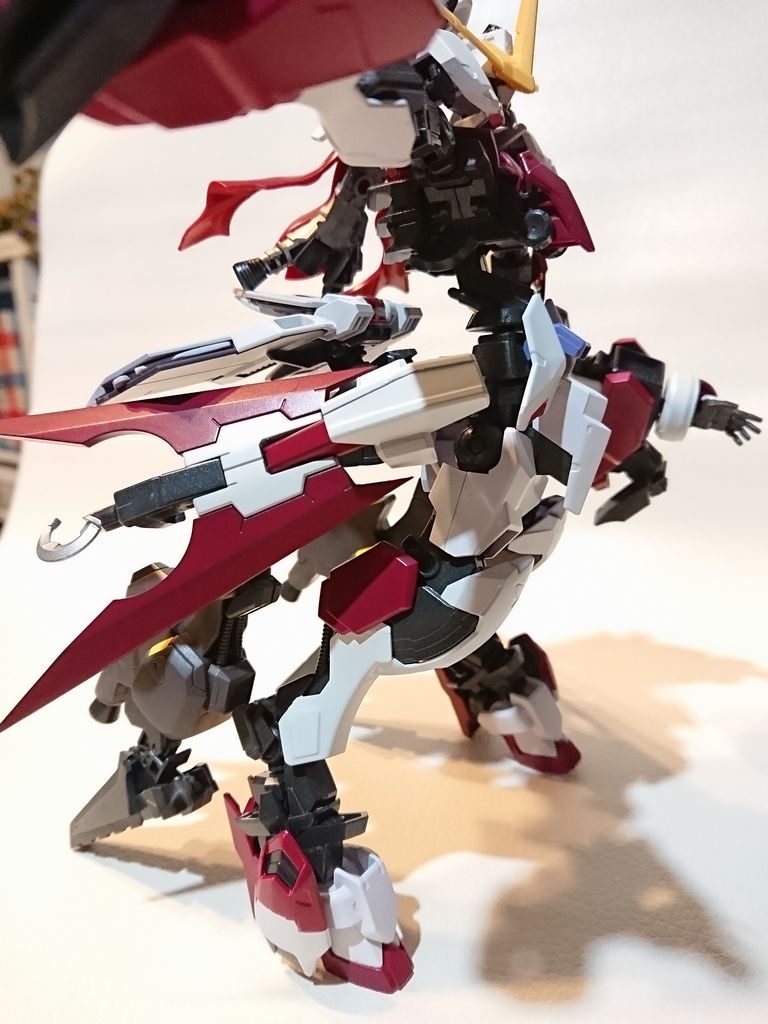 そのフレームは特異な形状となっており、腕部や腰部、脚部に製造者の苦心の跡がみられます。（個人的には、この足の曲がり具合が大のお気に入りです。（笑））