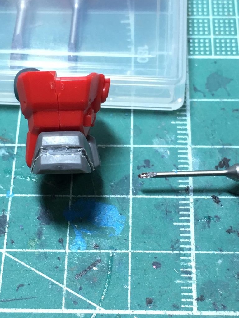 脇腹のモールドが浅かったので、ゴッドハンドのスピンブレード(丸)で彫り込みました。丸刀を買ったのは角刀が無かったからです。ただ人生初の彫り込み、なかなか楽しかったです。