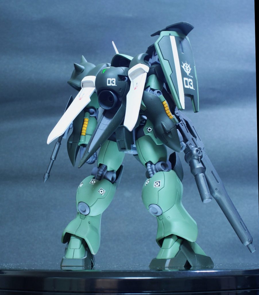 ▼改造箇所 ・頭部ブレードアンテナ追加(ジョニーザクのあまりのノーマルツノ) ・首関節を0.5mm延長 ・大型スラスターつき肩アーマーをシールドとスパイクアーマーに置き換え。  ・右肩:3枚の装甲で構成される懸架式シールドを追加   (1枚はジムスナ2のシールドを半分に。残りはコトブキヤパーツ)  ・左肩:スパイクアーマー追加(サンボルザクより)  ・左腕:ヒートホークマウントジョイント追加。   (量産型ザクより移植。ヒートホークはサンボルザクの大きめのモノ)