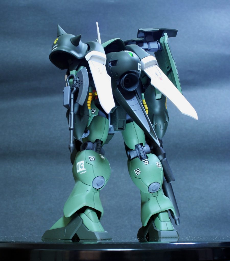 ▼塗装 ・ザクⅢ改、ギラドーガ、ザク改のカラーリングを参考にして色配置を決定。  コクピット周辺に差し色の赤を配置。 ●使用塗料  ・フレーム・関節:(g)メカサフヘヴィ  ・ライトグリーン:(c)ガンダムカラー・ディープグリーン  ・ダークグリーン:(c)オリーブドラブ+濃緑色+ウィノーブラック  ・ホワイト:(c)ホワイトサフ1500→(g)ニュートラルグレーⅠ  ・レッド:(g)ピンクサフ→(c)ハーマンレッド  ・イエロー:(g)ピンクサフ→(c)橙色   ・武器等:(c)メタルカラー・ダークアイアン   ・つや消し:(g)プレミアムフラットクリアー    (c)=クレオス、(g)=ガイア