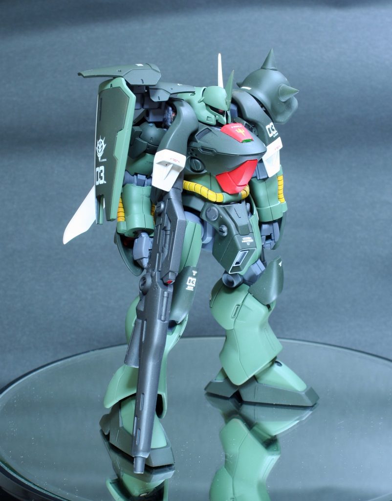 デカールは様々なガンダムデカール各種とHiQパーツのコーションデカールを使用。==================================================== 本機はデラーズ紛争でシーマ・ガラハウ中佐が搭乗したGP-04ガーベラ・テトラの試作試験機3号機である。 そのため、機体各部に「03.」の機体番号マーキングが確認できる。====================================================機体番号や国籍マークに注釈っぽい小さなコーションデカールを貼るのがお気に入りです。