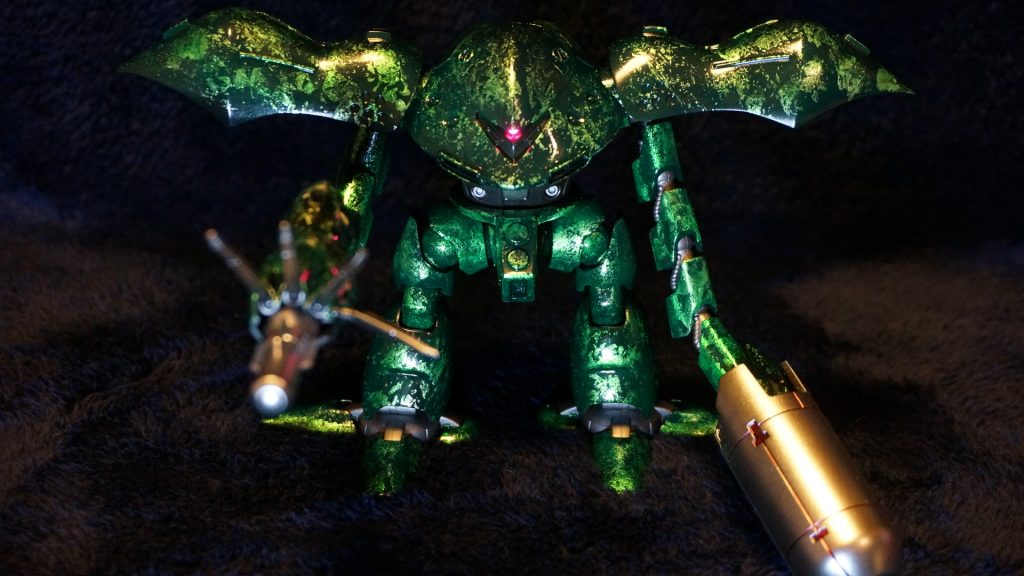 ミサイルやカバー部分はシルバーにクリアレッドでスミ入れを行っています。良いアクセントになりました。