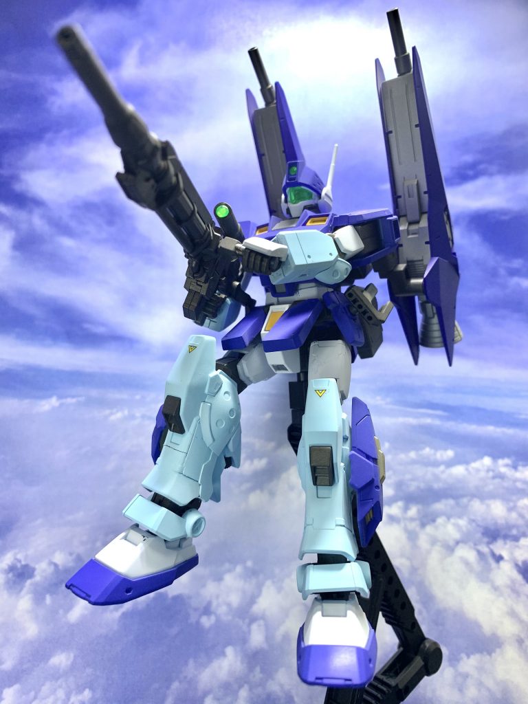 ビームスナイパーライフル高出力のスラスターにより、滞空しながらの狙撃も可能となっている。