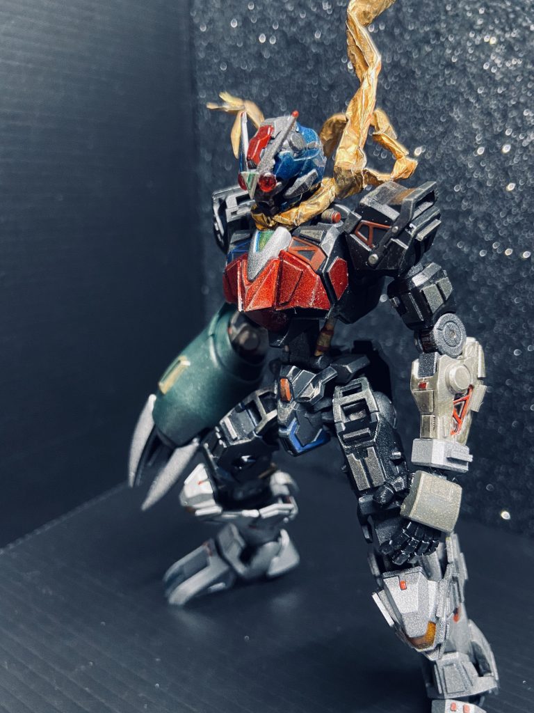 全体的にS.I.Cっぽい塗装を試みました。初めて筆を本格的に使いましたが、奥が深い!外装のモールドは血管に見立てて、青と赤に。左右非対称で塗っていきました。追加プラ板はガンメタでベースの黒との差を出そうとしましたが、弱かったのでシルバーのエッジ出しを追加。好きな感じにできました^_^