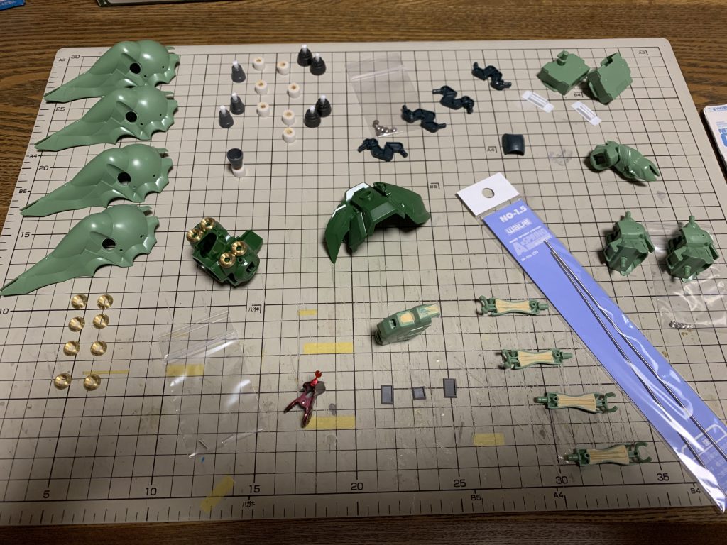 今回はキャンディ塗装と一部ラップ塗装をしようと考え、メタルパーツやら何やらも積極的に取り入れてディテールアップと高級感を出したいなーと制作を始めました。 ・4枚羽根のメガ粒子砲部分をくり抜き、ロゼットワッシャーを取り付け。・胸部のメガ粒子砲にもロゼットワッシャー。・4枚羽根の裏側にはコトブキヤさんのバーニア ノズルⅢやビルダーズパーツのバーニア03取り付け。・股下のバーニアを切り落としてwaveさんのU-バーニアフラットに変更。・4枚羽根のアーム関節部にメタルパーツ(ハイキューパーツさんのマイナスモールド)・サブアーム内側のパイプ状の物をwaveさんのA-スプリングに変更。・脚部側面にもメタルパーツ(ハイキューパーツさんのリベット)・肩部後ろの白いパーツをプラ板で別パーツ化。・胸部と前腕部のエンブレムは削って水転写デカールに変更。・胸部マシンキャノンをハイキューパーツさんのイージーガンマズルに変更。・各部に穴を開けてディテールアップ。などなど、細かいけどまあまあ手を加えました。