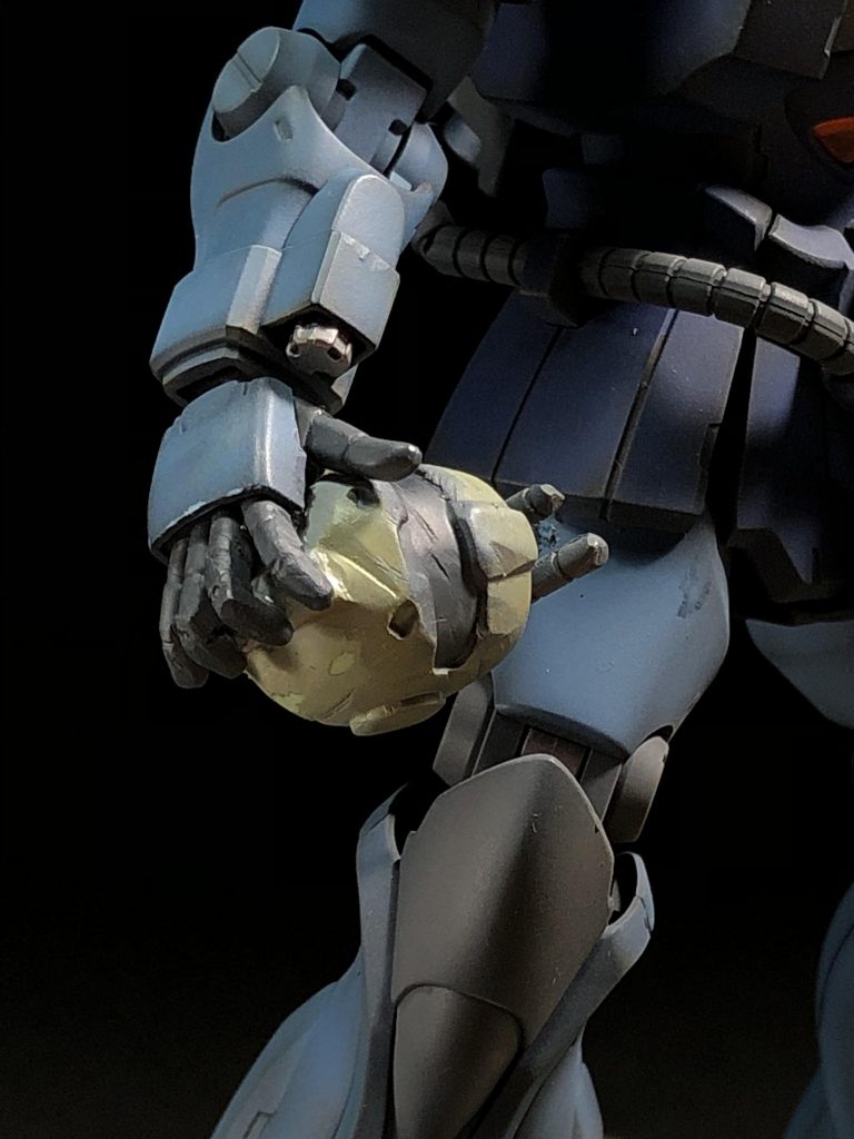 右手に持たせたジムヘッドは旧キットから。本体と対比を出したくてボヤけた塗装にしています。指は工作して曲げています。